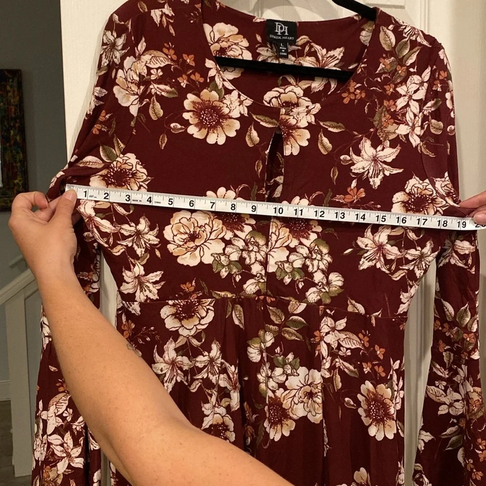 Bell-Bottom sleeve, Red- Floral Mini Dress, with Key-Hole neckline - Picture 9 of 9